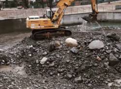 Continuano i lavoro di pulizia del letto del torrente Giona