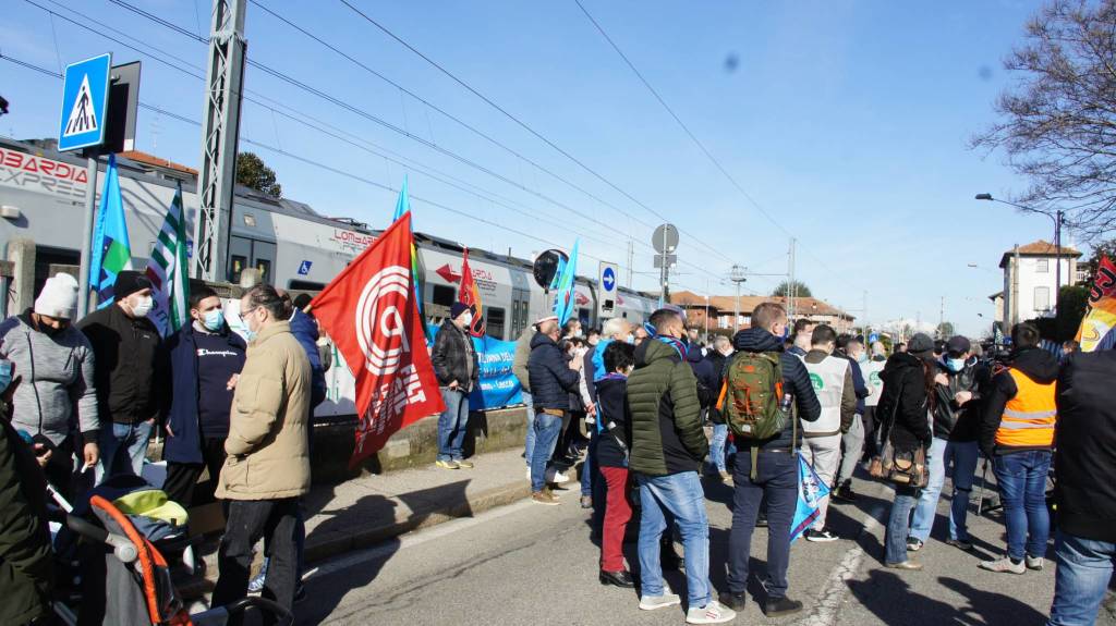 Chiusura Henkel di Lomazzo, i lavoratori: "Toglierci il lavoro significa toglierci la dignità"