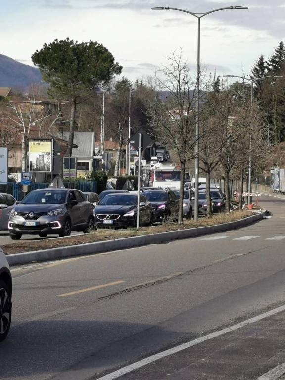 colonne di auto in viale europa febbraio 2021