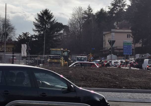 Traffico in tilt alla rotonda dell’Esselunga a Varese