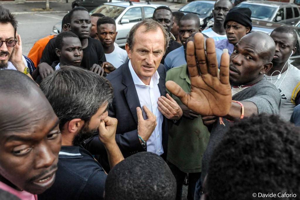 ecco l'uomo foto davide caforio senza tetto busto arsizio