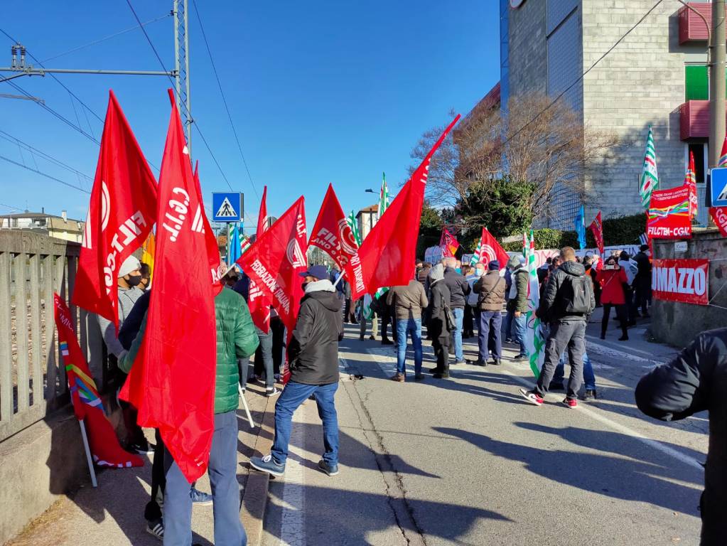 Henkel di Lomazzo, sciopero davanti all'azienda