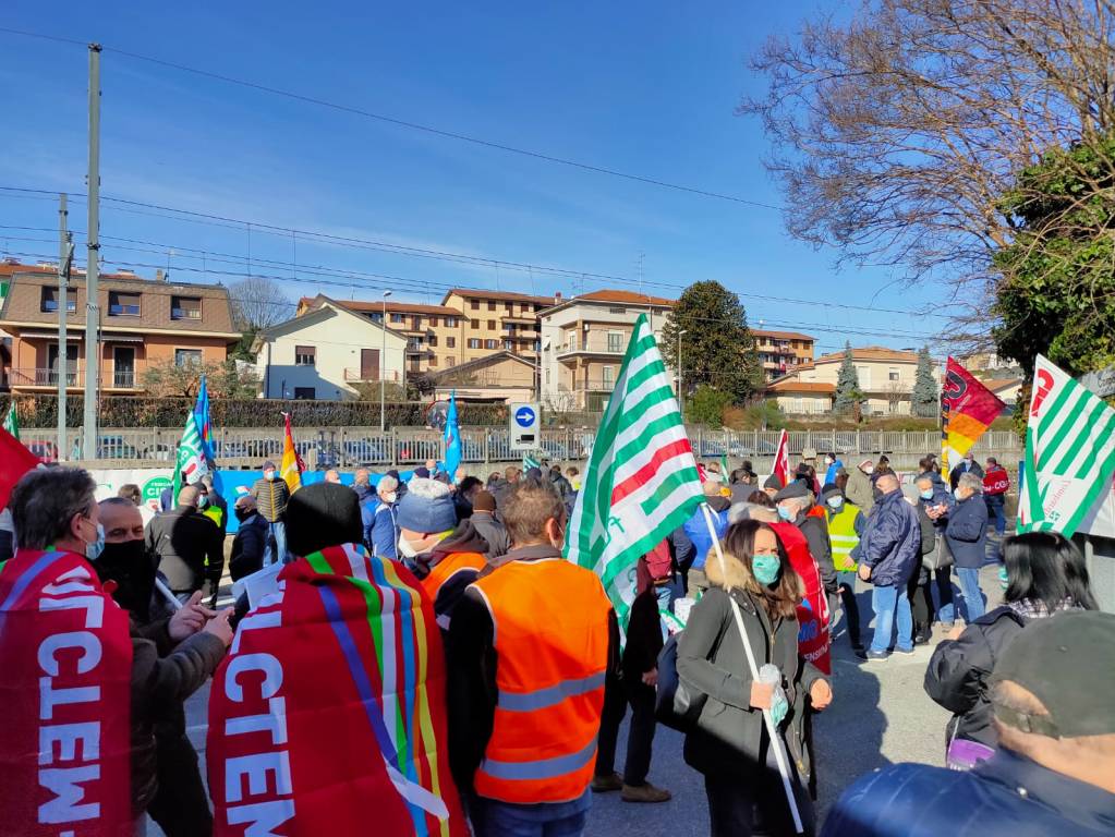 Henkel di Lomazzo, sciopero davanti all'azienda