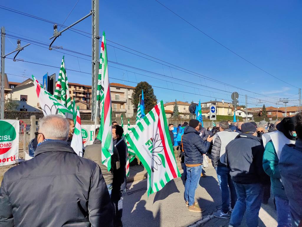 Henkel di Lomazzo, sciopero davanti all'azienda