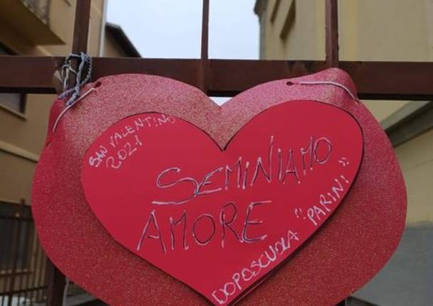 I cuori dei bambini per San Valentino colorano la città