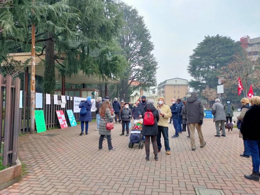 In piazza per difendere l'ospedale di Saronno