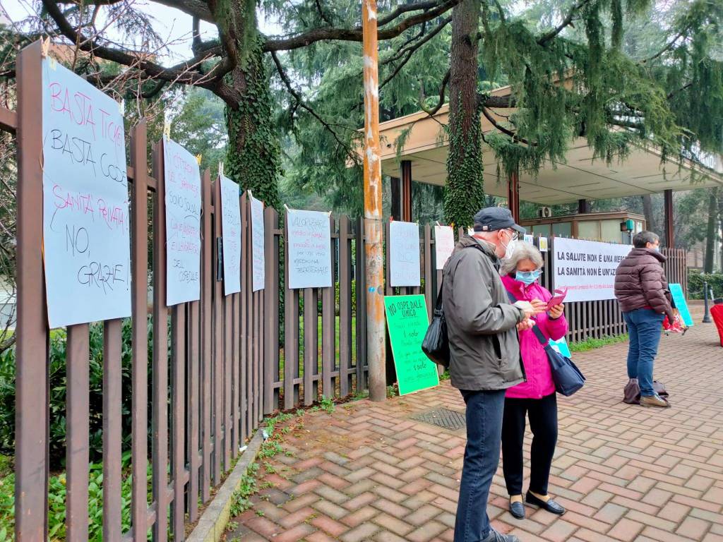 In piazza per difendere l'ospedale di Saronno