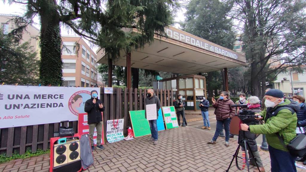 In piazza per difendere l'ospedale di Saronno