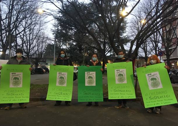 Protesta comitato piazza stazione Gallarate