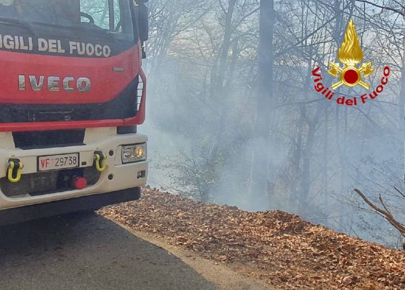 Rally dai laghi, un'auto cade dalla scarpata a Boarezzo