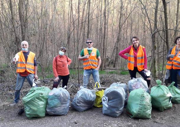 Varese, Via Piana di Luco ripulita dai volontari