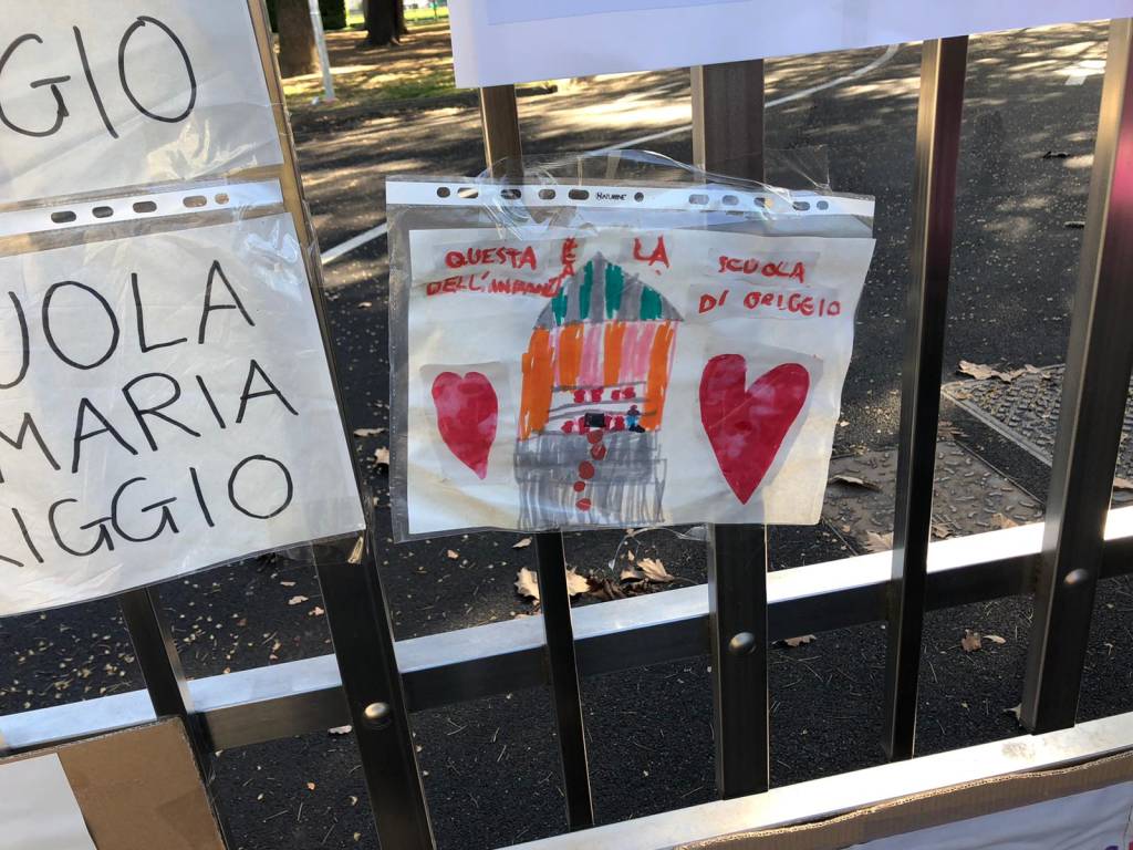 Alla scuola Manzoni la protesta dei genitori contro la DAD