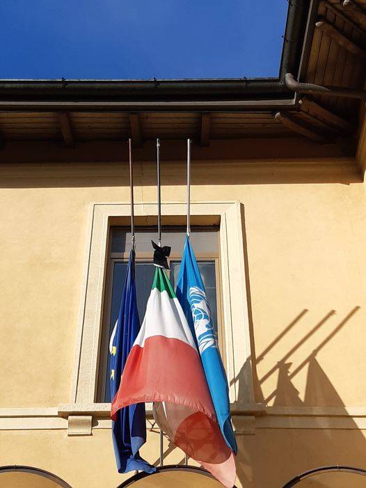 Bandiere a mezz'asta e minuto di silenzio nel Legnanese per le vittime del Covid
