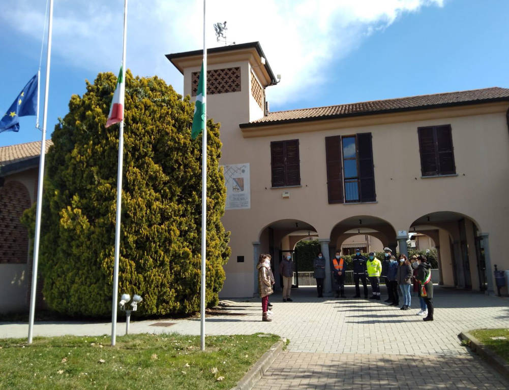 Bandiere a mezz'asta e minuto di silenzio nel Legnanese per le vittime del Covid