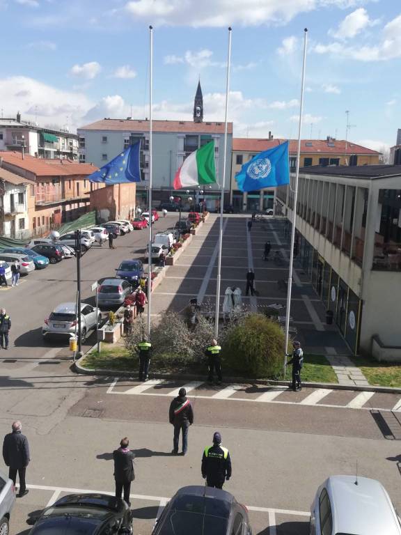 Bandiere a mezz'asta e minuto di silenzio nel Legnanese per le vittime del Covid