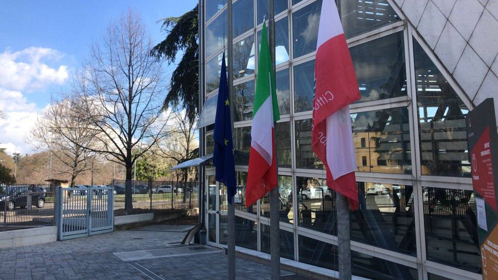 Bandiere a mezz'asta e minuto di silenzio nel Legnanese per le vittime del Covid