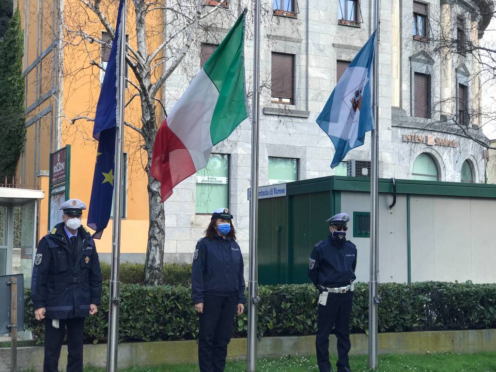 Bandiere a mezz'asta e minuto di silenzio. Saronno omaggia le vittime del Covid 