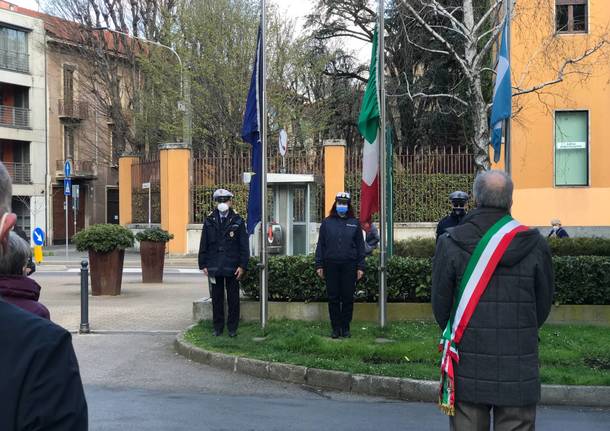 Bandiere a mezz'asta e minuto di silenzio. Saronno omaggia le vittime del Covid 