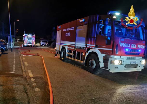 Fiamme in un garage a Malnate