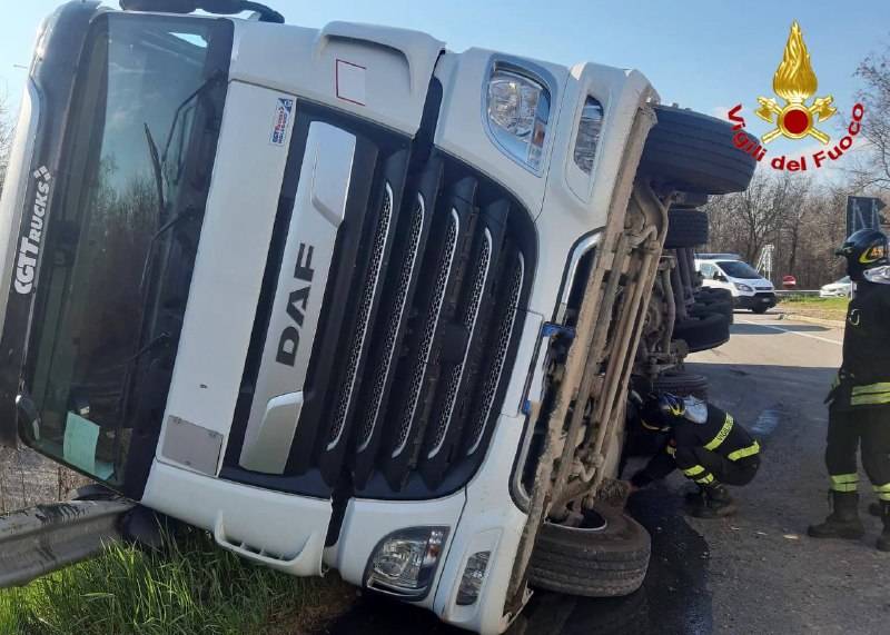 Tir ribaltato in via Sicilia a Gallarate