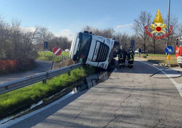 Tir ribaltato in via Sicilia a Gallarate