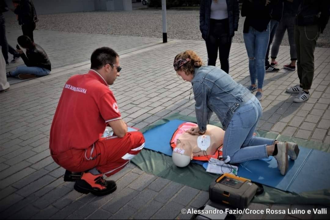 La campagna per i defibrillatori della Croce rossa di Luino