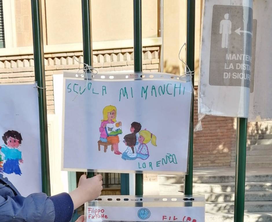 I disegni dei bambini sui cancelli delle scuole di Malnate