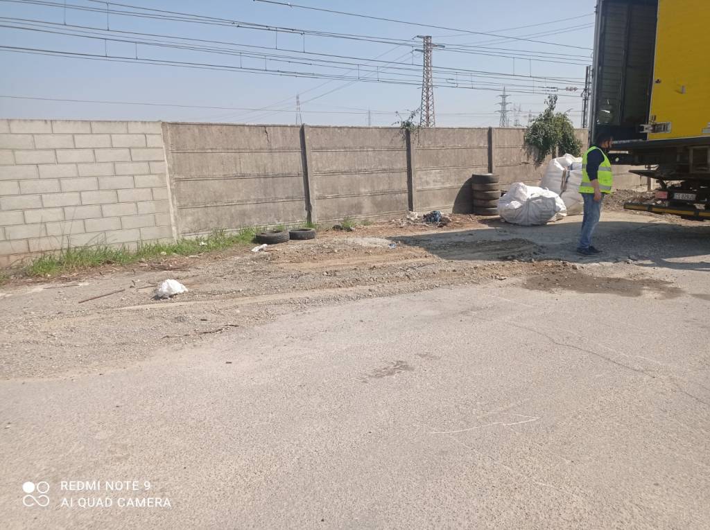 Cislago: in via Mattei la Polizia locale fa sgomberare un autocarro abbandonato