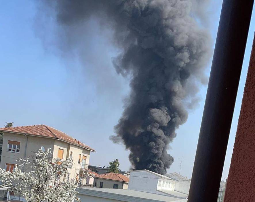 Fiamme e fumo a Caronno Pertusella, a fuoco un autobus