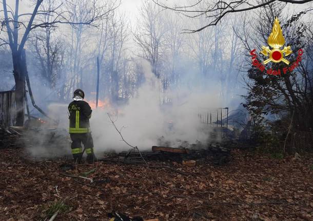 Incendio deposito a Cardano al Campo