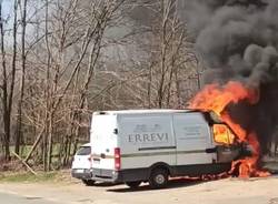 Incendio veicoli a Cardano al Campo