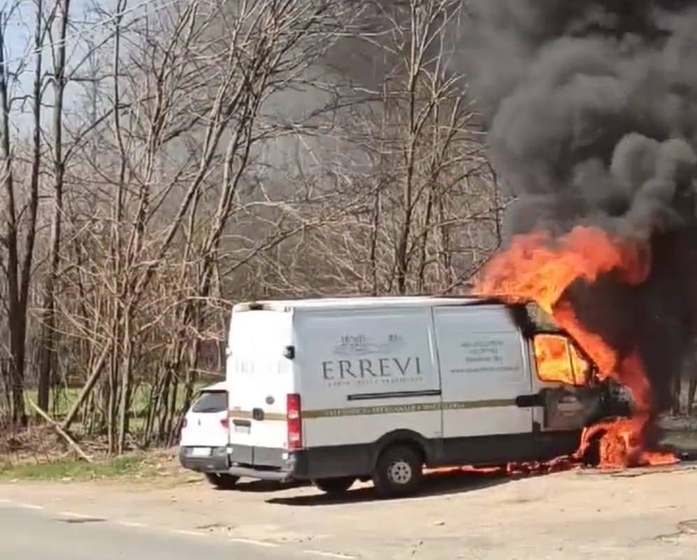 Incendio veicoli a Cardano al Campo