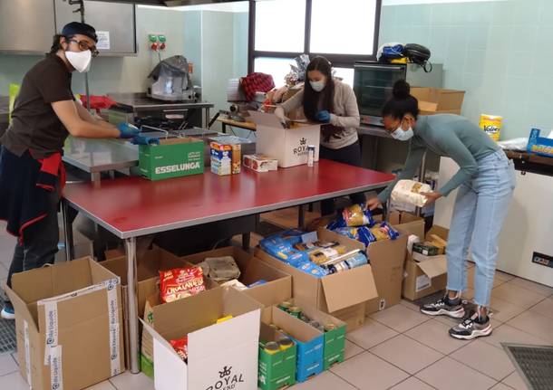 Le prime donazioni per il pranzo di Pasqua solidale