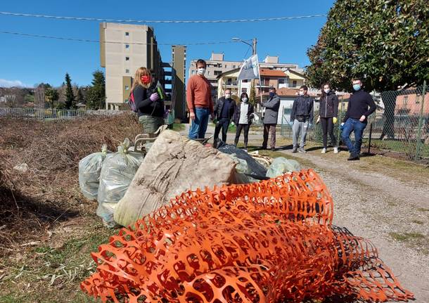 PiùGallarate impegnata nelle pulizie del quartiere Azalee