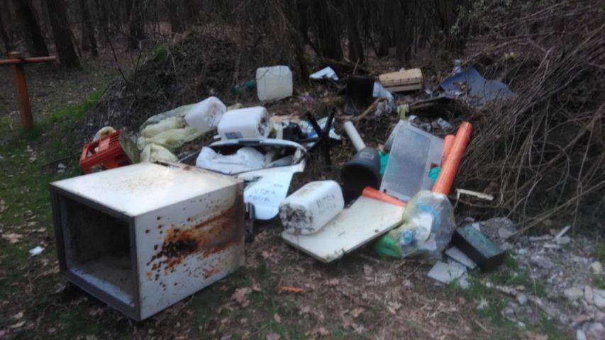 Rifiuti in via Rodari  tra Busto Arsizio e Verghera