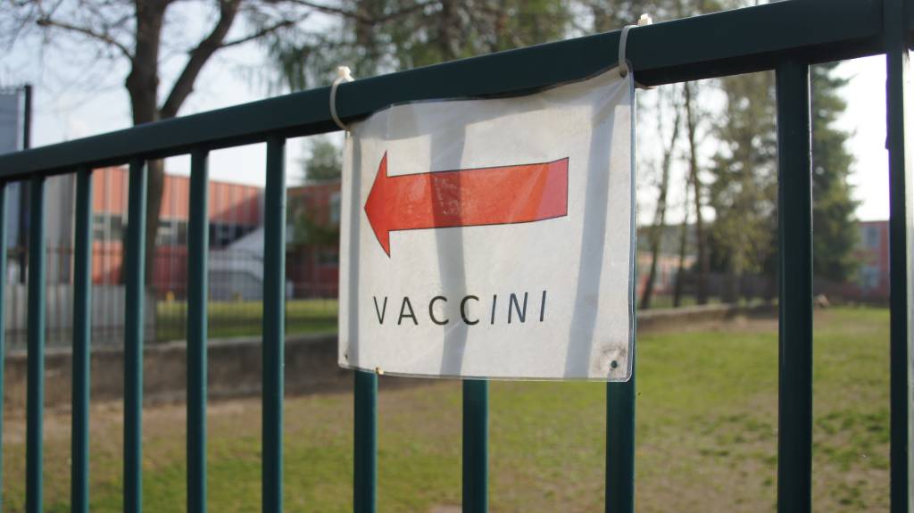 Saronno, hub vaccinale ex scuola Pizzigoni