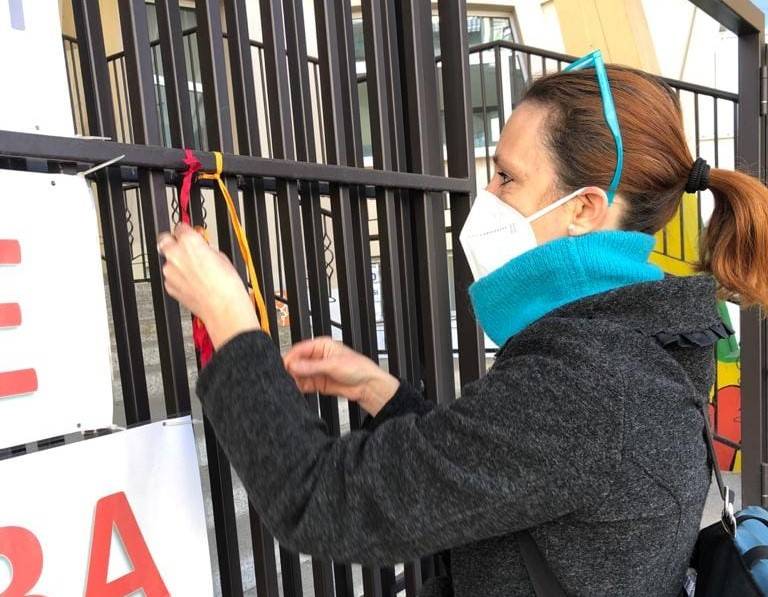 “Un nastrino colorato fuori dalle scuole” 