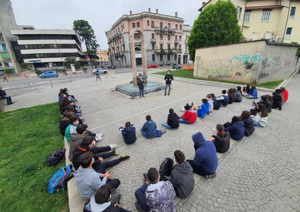 Studenti delle scuole Dante Alighieri a lezione di storia