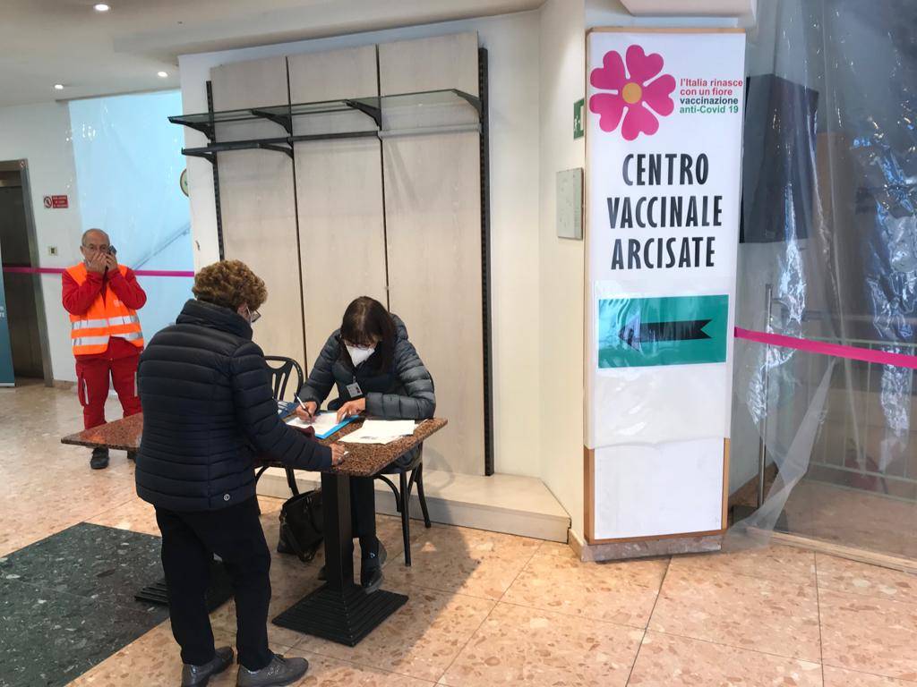 Arcisate - Primo giorno di attività all'hub vaccinale della Valceresio