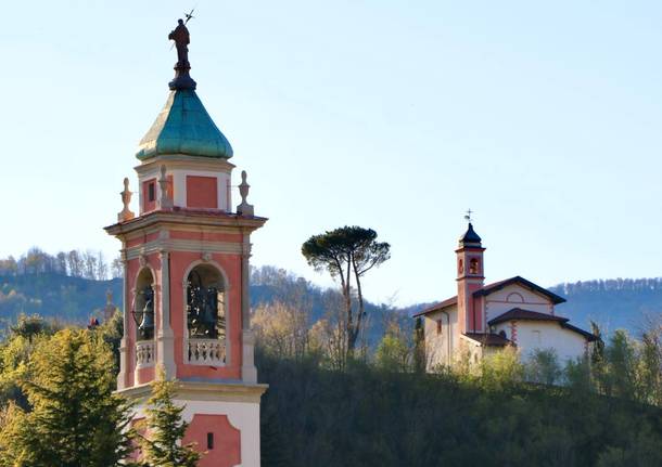 Besano, i due campanili - foto di Claudio Peruzzo