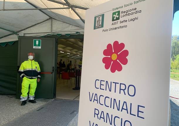 I volontari al lavoro all\'hub di Rancio Valcuvia