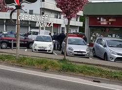 “Ho una bomba, non avvisare nessuno”. Ma la commessa sventa la rapina