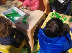 I bambini della scuola materna di Lissago lanciano bombe di semi per  celebrare la Terra