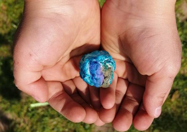 I bambini della scuola materna di Lissago lanciano bombe di semi per  celebrare la Terra