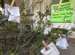 I bambini della scuola materna di Lissago lanciano bombe di semi per  celebrare la Terra