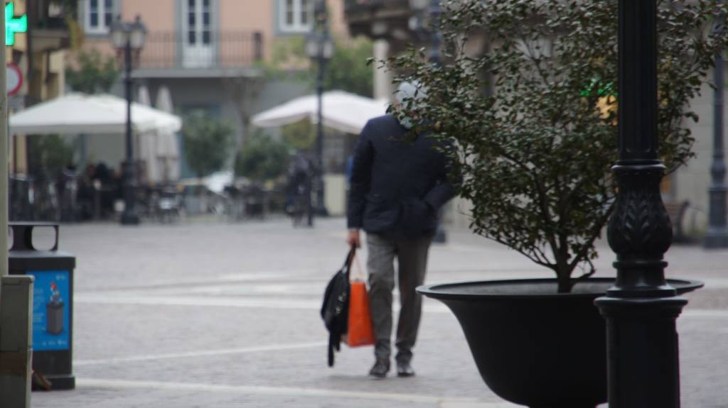 Le immagini del primo giorno in zona gialla a Saronno centro