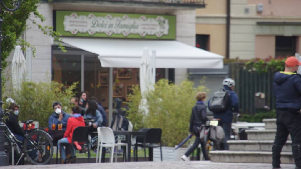 Le immagini del primo giorno in zona gialla a Saronno centro