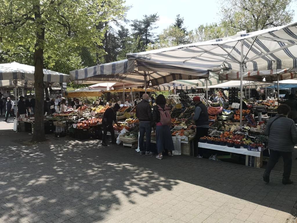 Mercato di Legnano - zona aranzione 17 aprile 2021