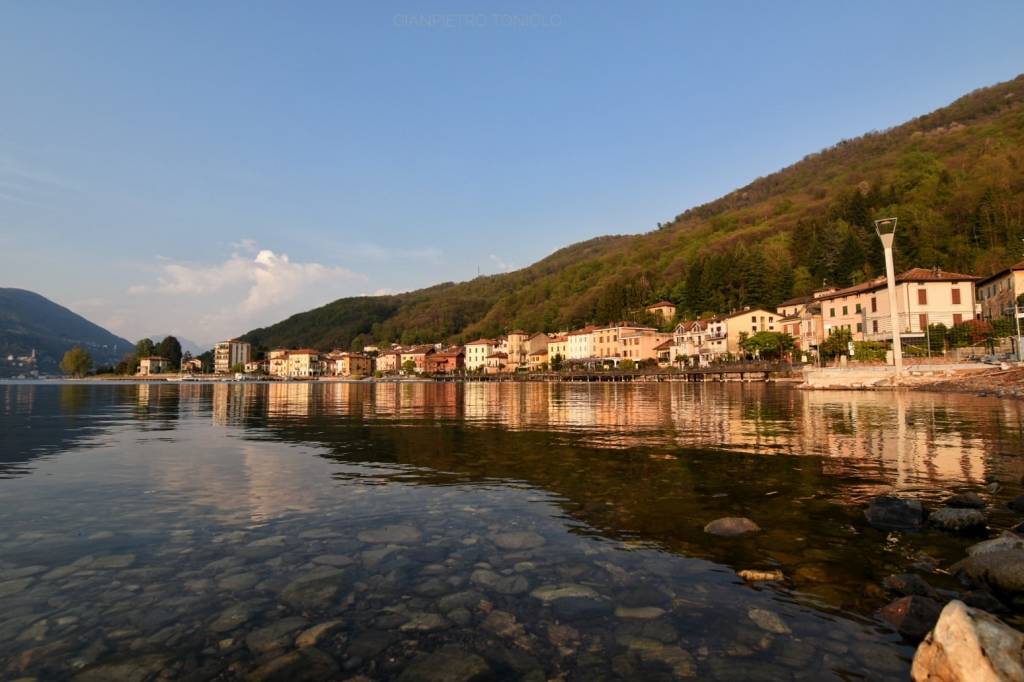 Porto Ceresio, riflessi - foto di Gianpietro Toniolo