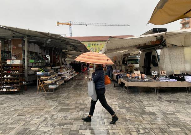 Primo giorno di mercato in piazza Repubblica con la pioggia 